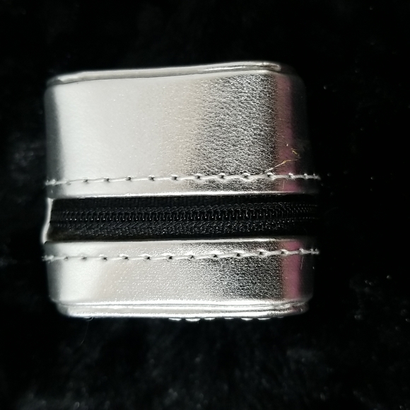 TOUS SILVER ZIP AROUND RING CASE - Picture 6 of 8